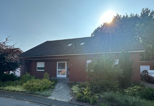 Bungalow mit Klinkerfassade und Satteldach im Licht der untergehenden Sonne