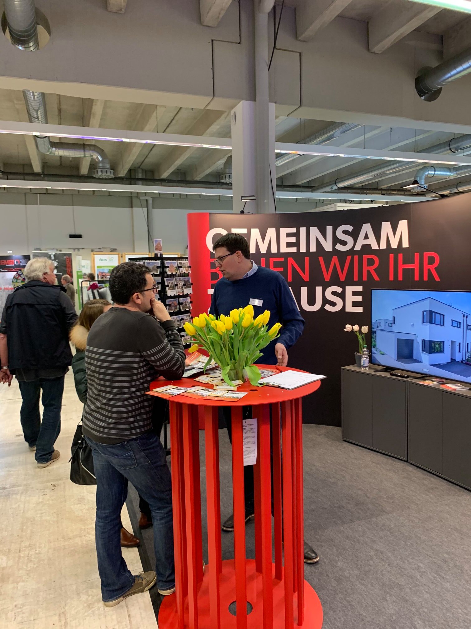 Intnsive Gespräche mit Bauinteressenten auf der Messe